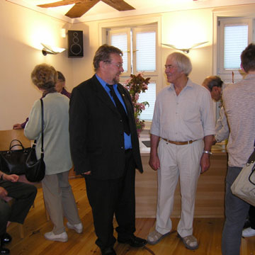 F. Schötschel bei der Vorbereitung der Ausstellung