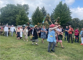 Kalenderblatt September, 2 v 4 / Die Landfrauen grüßen ihre Gäste zum Danewitzer Erntefest, Foto: Sieglinde Thürling